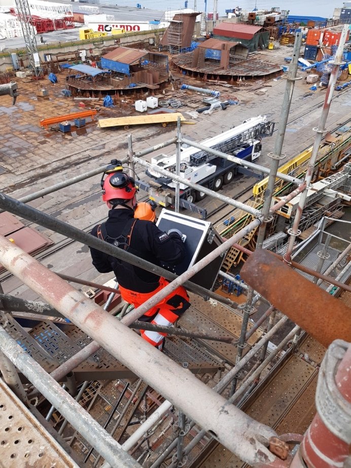 técnico de pirodrone descendiendo de un barco